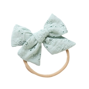 Fascia neonata verde menta con ricamo a margherita e fascia elastica in nylon morbido