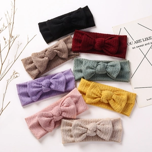 Détail montrant huit couleurs de bandeaux bébé en tricot jacquard avec grands nœuds
