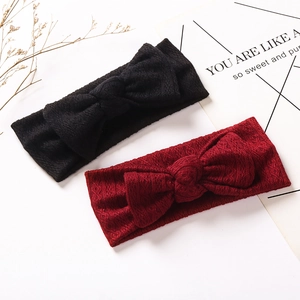 Détail de bandeaux élastiques en jacquard pour bébé avec grands nœuds en noir et bordeaux