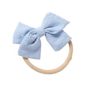 Fascia per neonati in nylon con fiocco in cotone azzurro e delicato ricamo floreale