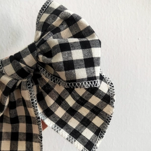 Barrette à cheveux pour filles avec nœud à carreaux noir et blanc et bordure brodée