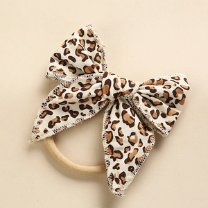 Dettaglio del fiocco leopardato con cuciture sottili e fascia in nylon elastico