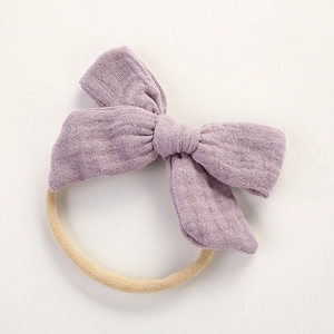 Détail du bandeau bébé en mousseline violet clair avec bande en nylon élastique