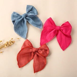Trois grandes barrettes nœuds en lin bleu denim, rose et rouge brique pour femmes et enfants