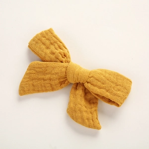 Texture détaillée du nœud papillon en coton mousseline double couche jaune moutarde