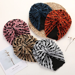 Detailansicht von fünf farbigen Baby-Turban-Mützen mit Plissee und Schleifen-Design