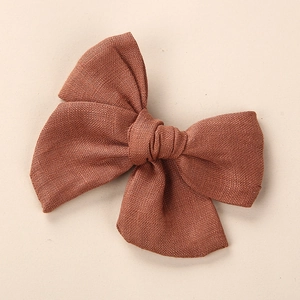 Détail d'un nœud papillon en lin marron montrant la texture naturelle du tissu