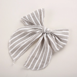 Détail d'un nœud papillon rayé fait main avec texture tissée et finitions soignées