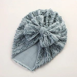 Detail der Baby-Turbanmütze mit morandiblauem Rippstoff und geschichtetem Schleifendekor