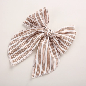 Gros plan détaillé du nœud en tissu à rayures marron et blanc avec couture de bordure
