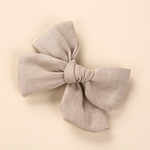 Détail du nœud papillon en lin et coton montrant la texture du tissu tissé plat