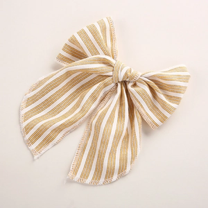 Détail du nœud papillon en tissu à rayures jaunes et blanches avec coutures de finition