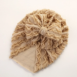 Nahaufnahme von Baby-Turban-Mütze mit geripptem Stoff und großem Schleifen-Detail
