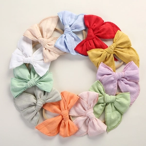 Flache Ansicht von 12 farbigen Baby-Stirnbändern mit Jacquard-Baumwollschleifen auf Nylon