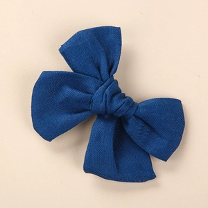 Vue macro détaillée du tissu en lin bleu marine et de la texture nouée du nœud à cheveux