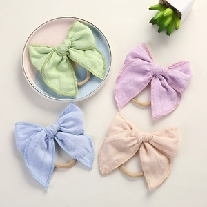Detailansicht von Jacquard-Baumwoll-Schleifen-Stirnbändern in Pastellfarben für Babys