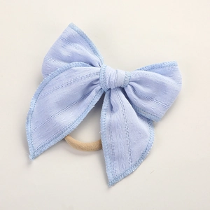 Detailansicht einer hellblauen Jacquard-Baumwollschleife mit weichem Nylon-Haarband