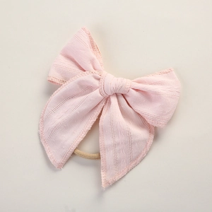 Detailaufnahme einer rosa Baby-Stirnband-Schleife aus Jacquard-Baumwolle mit Nylonband