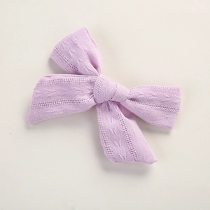 Detailaufnahme der lavendelfarbenen Schleifen-Haarspange mit Jacquard-Strickstruktur