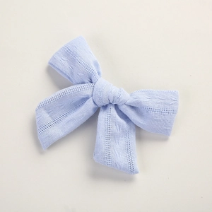 Nahaufnahme der hellblauen Baumwoll-Haarspange mit Jacquard-Muster und Textur