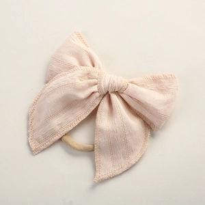 Detail eines weichen Baby-Stirnbands aus Jacquard-Baumwolle mit rosa Nylonband