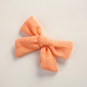 Nahaufnahme der orangefarbenen Baumwollschleife mit Jacquard-Webstruktur-Details