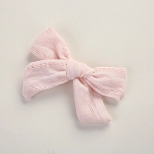 Detailaufnahme der handgefertigten rosa Haarspange aus Baumwoll-Jacquard für Mädchen