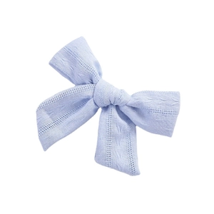 Handgefertigte hellblaue Haarklammer mit Jacquard-Baumwollschleife und Textur für Mädchen