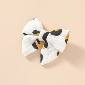 Détail de barrettes à cheveux en mousseline de coton avec imprimé léopard chic