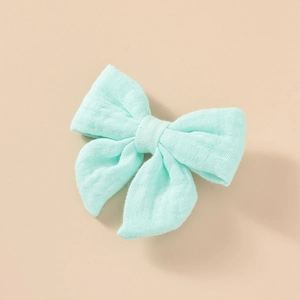 Détail de la pince à cheveux nœud en gaze de coton vert menthe double épaisseur