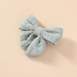 Vue détaillée de la pince à cheveux noeud en double gaze de coton bleu poudré
