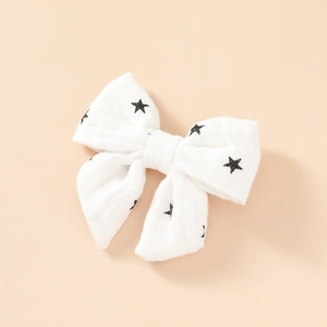 Détails des barrettes en gaze de coton avec étoiles noires et texture de tissu gaufré