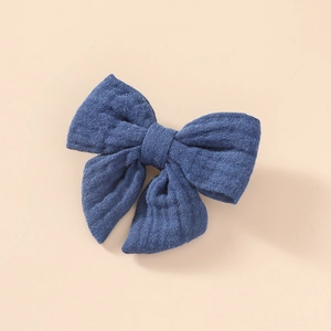 Détail du nœud papillon en mousseline de coton bleu foncé pour cheveux de filles