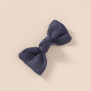 Détail d'un nœud en lin bleu marine avec une texture rustique nouée à la main