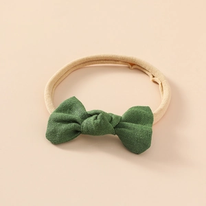 Détail du nœud en lin vert foncé avec bandeau en nylon souple et sans couture