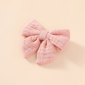 Vue détaillée du nœud papillon en mousseline de coton rose double épaisseur pour filles