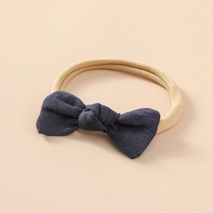 Détail du nœud en lin bleu marine avec bandeau en nylon souple pour nouveau-nés