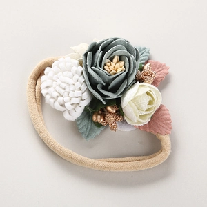 Boho Baby Haarband mit staubblauer Rose und weißen Beeren auf weichem Nylonband