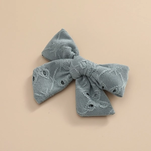 Détail de la pince à cheveux pour fille avec nœud en dentelle brodée bleu poudré