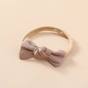 Détail du bandeau bébé en lin rose poudré avec bande souple en nylon élastique