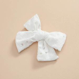 Détail du nœud papillon blanc en dentelle anglaise avec broderies florales fines