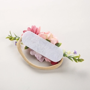 Detailansicht der 3D-Stoffblumen in Pink und Lila mit Filzunterlage auf dem Babyband