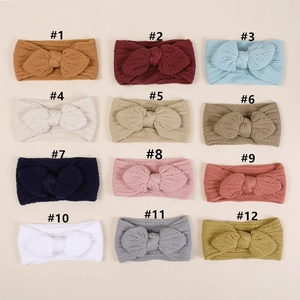 Sélection de douze bandeaux à nœuds en nylon jacquard pour bébés en divers tons doux
