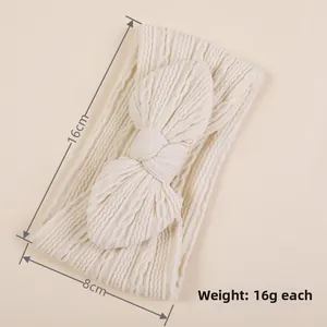 Vue détaillée du bandeau bébé en nylon jacquard crème avec dimensions 16cm par 8cm