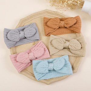 Lot de cinq bandeaux en nylon gaufré avec nœud pour bébés en couleurs neutres