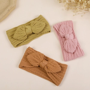 Texture détaillée des bandeaux larges en nylon avec nœuds en olive, rose et marron