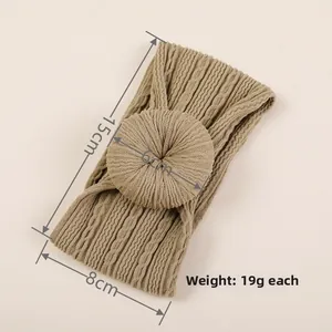 Détail du bandeau bébé en maille torsadée beige avec nœud donut et dimensions