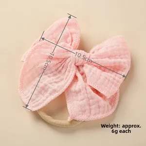Detailaufnahme des weichen Baumwoll-Stirnbands in Rosa mit Schleife und 10.5cm Durchmesser