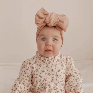 Diadema rosa para bebé con lazo grande y vestido de manga larga con estampado floral