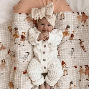 Ensemble barboteuse bébé en maille côtelée blanc cassé avec bandeau à gros nœud